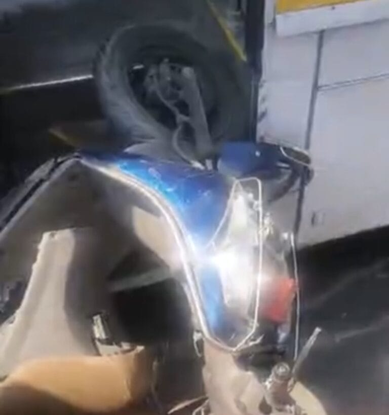 Gemini said यहाँ इस हृदयविदारक घटना के लिए अमर उजाला की विशेष शैली में तैयार समाचार रिपोर्ट दी गई है:  हल्द्वानी-नैनीताल हाईवे पर मौत का तांडव: रॉन्ग साइड आई रोडवेज बस ने दो पर्यटकों को कुचला, डिवाइडर तक घसीट ले गई मौत